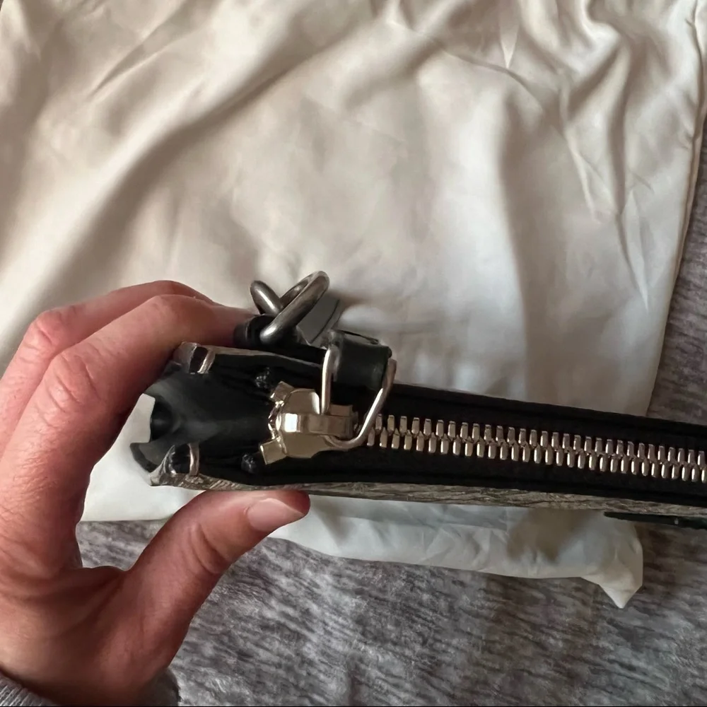 GUCCI WEB WRISTLET SUPREME CLUTCH GG MONOGRAM - Picture 9 of 9